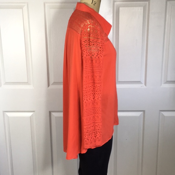 NWT Flowing Blouse with Lace sleeves/trim - Picture 6 of 11